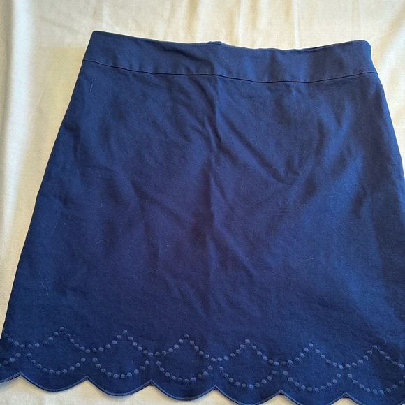 LOFT. Navy Blue, scalloped edge mini skirt. - Picture 4 of 4